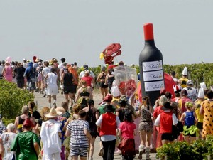 Serunya Lari Maraton Sambil Minum Wine dan Makan Keju