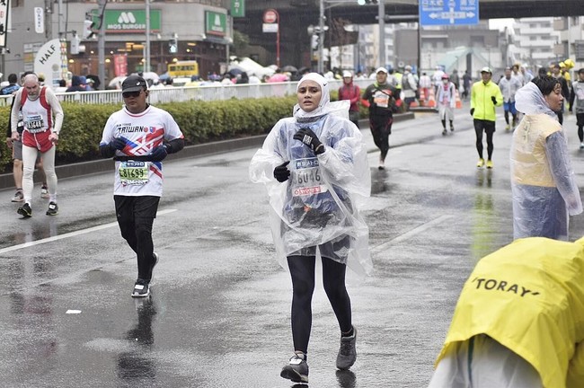 Sayangnya, karena cuaca buruk, Zeezee terserang hipotermia sehingga tidak bisa menyelesaikan lari ke garis finish. Namun, ia berhasil lari sekitar 30 kilometer. Foto: Instagram