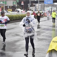 Sayangnya, karena cuaca buruk, Zeezee terserang hipotermia sehingga tidak bisa menyelesaikan lari ke garis finish. Namun, ia berhasil lari sekitar 30 kilometer. Foto: Instagram