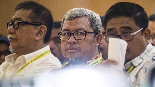 Eks Gubernur dan Wakil Gubernur Jawa Barat Ahmad Heryawan (tengah), Deddy Mizwar (kiri), serta Dirjen Otda Kemendagri Sumarsono (kanan) dalam sidang kasus Meikarta di Pengadilan Tipikor, Bandung, Rabu (20/3).