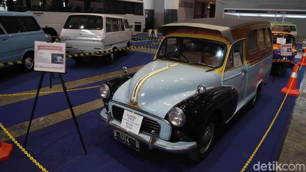 Oplet berasal dari Inggris yang dikenal dengan Morris. Oplet yang terkenal di Jakarta adalah mobil klasik dengan merek Morriss Minor. Morriss ini berukuran lebih kecil dan berformat hatchback. Foto: Pradita Utama