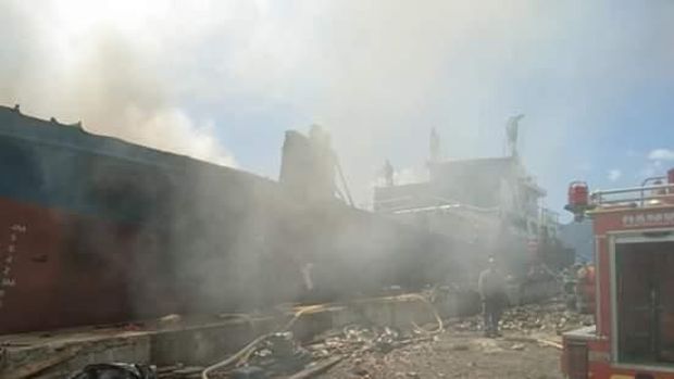 Penampakan kapal kargo di Teluk Ambon yang terbakar.