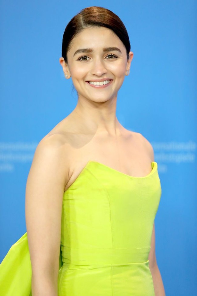 Alia Bhatt jadi pemberitaan di India karena memberikan cek masing-masing senilai Rs 50 lakh atau setara Rp 1 miliar untuk supir dan asisten rumah tangga yang selama ini telah membantunya. Foto: Getty Images