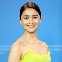 Alia Bhatt jadi pemberitaan di India karena memberikan cek masing-masing senilai Rs 50 lakh atau setara Rp 1 miliar untuk supir dan asisten rumah tangga yang selama ini telah membantunya. Foto: Getty Images