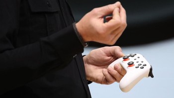 Tombol Google Assistant dan microfon turut dibenamkan ke dalam controller Stadia ini. (Foto: Justin Sullivan/Getty Images)