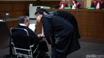 Berkursi Roda, Dirut PT WKE Jalani Sidang Perdana Kasus Suap