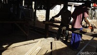 Warga di Desa Papagarang berharap pemerintah dapat menyediakan listrik 24 jam agar ekonomi mereka makin meningkat.