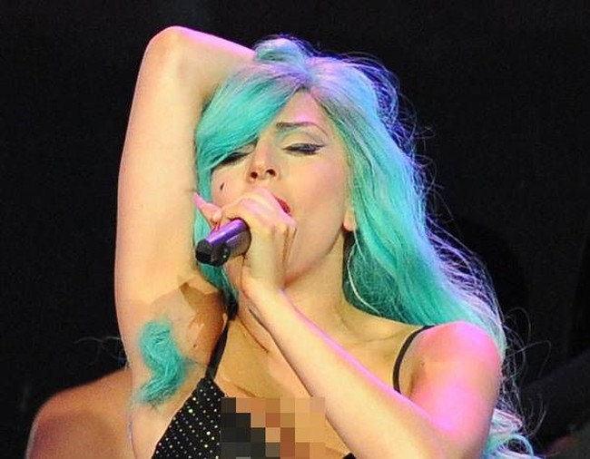 Salah satu selebriti yang menggalakan percaya diri tampil dengan bulu ketiak adalah Lady Gaga. Dalam acara Much Music Video Awards 2011, pelantun dengan hits Poker Face itu menampilkan gaya yang tidak biasa dengan rambut ketiak lebat warna biru yang senada dengan warna rambutnya. Foto: Istimewa