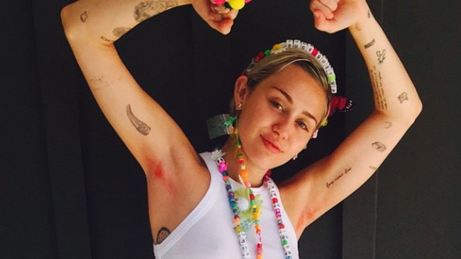 Selain Lady Gaga, Miley Cyrus juga percaya diri menampilkan bulu ketiak berwarna. Miley pernah memamerkan bulu ketiak warna pink.  Foto: Instagram.