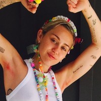 Selain Lady Gaga, Miley Cyrus juga percaya diri menampilkan bulu ketiak berwarna. Miley pernah memamerkan bulu ketiak warna pink.  Foto: Instagram.