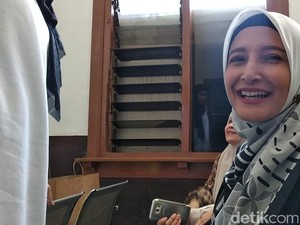 Kisah Haru Inneke Koesherawati Bawa Anak Temui Suami di Lapas