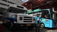 Dua bus dari PO Sumber Alam menarik perhatian.