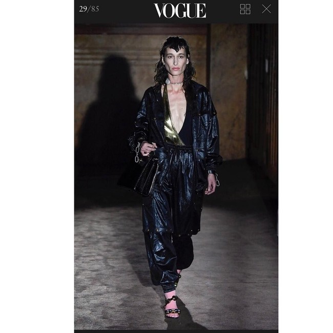 Kabarnya Zumi dipilih sendiri oleh direktur kreatif Gucci, Alessandro Michele. Dilihat dari akun Instagram-nya, terlihat jika pesona Zumi membuat musisi eksperimental tersebut pantas jadi muse brand Gucci. Foto: Instagram @fangusz666