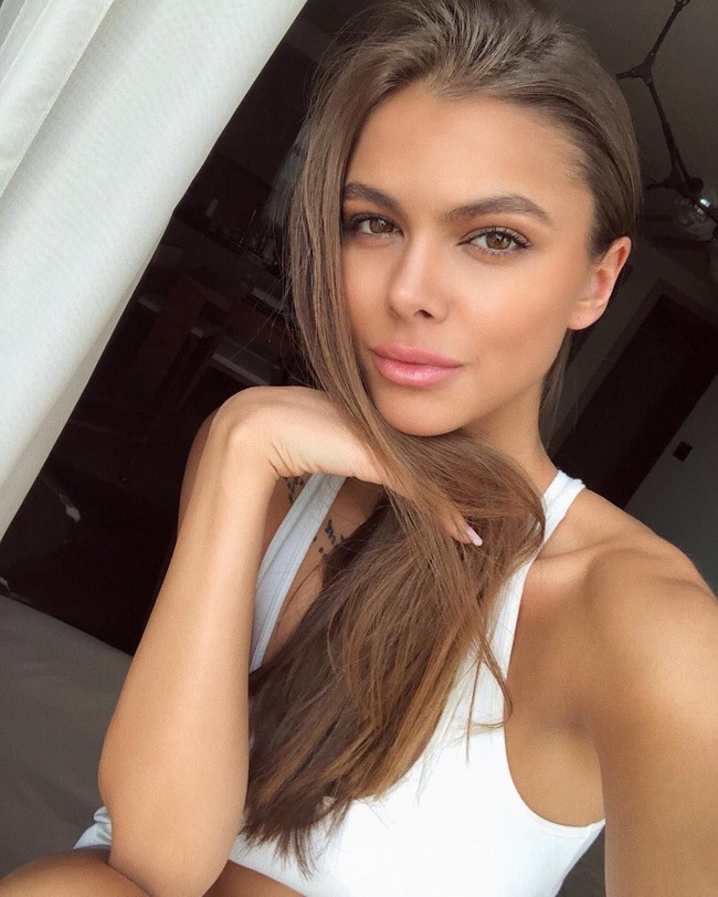 Viki melakukan pemotretan dengan berdiri di ujung sebuah rangka bangunan dan hanya dijaga oleh seorang pria. Tangannya digengam selagi dia berpose dengan memundurkan tubuhnya ke belakang seperti ingin terjatuh. Aksinya ini bukannya mendapat pujian, malah banyak dihujat. Foto: Instagram @viki_odintcova