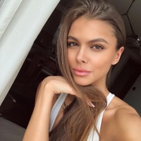 Viki melakukan pemotretan dengan berdiri di ujung sebuah rangka bangunan dan hanya dijaga oleh seorang pria. Tangannya digengam selagi dia berpose dengan memundurkan tubuhnya ke belakang seperti ingin terjatuh. Aksinya ini bukannya mendapat pujian, malah banyak dihujat. Foto: Instagram @viki_odintcova