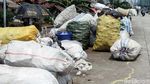 Bangunan Liar dan Sampah Plastik Berjejer di Bantaran BKB