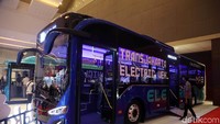 Bus pertama berwarna biru disuplai oleh MAB (perusahaan bus listrik Indonesia).