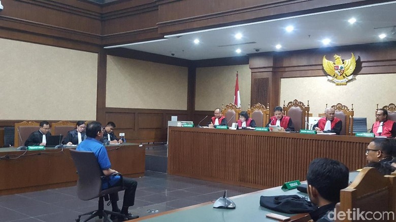 Kasus Perintangan Eddy Sindoro, Lucas Divonis 7 Tahun Bui Kasus Perintangan Eddy Sindoro, Lucas Divonis 7 Tahun Bui