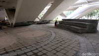 Penampakan salah satu sudut di taman kolong Jembatan Semanggi yang masih dalam tahap pembangunan.