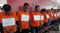 Polda Metro Jaya menangkap 9 orang pelaku pemalsuan materai. Para tersangka telah memproduksi ribuan materai palsu hingga merugikan negara puluhan miliar, Jakarta, Rabu (20/3/2019).