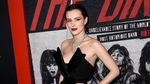 Seksinya Bella Thorne dengan Mini Dress Hitam