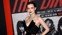 Ia tampil dengan mini dress hitam dari 2nd Skin Co. Kevin Winter/Getty Images