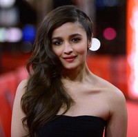 Alia Bhatt merupakan bintang Hollywood yang memulai kariernya di usia 19 tahun dengan membintangi drama Student of the Year. Namun bintangnya benar-benar bersinar pada 2014 setelah berperan dalam sejumlah judul film yang sukses secara komersil maupun kritik. Foto: Getty Images