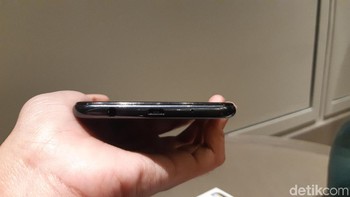 Port microUSB untuk charging. Baterainya sendiri cukup besar, dengan kapasitas 3.400 mAh. (Foto: detikINET/Virgina Maulita Putri)