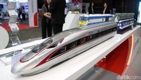 Total ada 1.100 perusahaan otomotif dan kereta dari dalam dan luar negeri yang hadir dalam pameran tersebut.