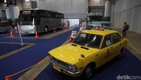 Selain itu ada juga mobil taksi jadul yang bisa membawa penumpang.