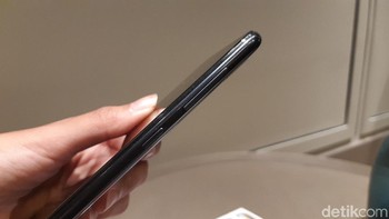 Sedangkan slot kartu SIM dan microSD berada di sisi kiri. (Foto: detikINET/Virgina Maulita Putri)