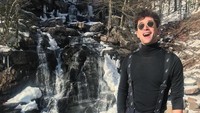 Berfoto dulu di depan air terjun (seanopry55/Instagram)