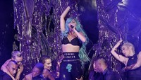 Penampilan Lady Gaga dengan rambut ketiak palsu berwarna hijau di MuchMusic Awards pada tahun 2011 lalu. Jag Gundu/Getty Images