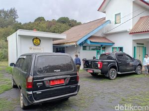 Video: Rumah Warga Lumajang Bermandikan Abu Vulkanik Gunung Bromo