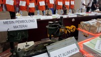 Barang bukti yang dapatkan polisi saat melakukan penangkapan pun turut ditampilkan bersama 9 orang tersangka. Barang bukti yang turut ditampilkan itu berupa materai sudah jadi dan setengah jadi, bahan pembuatan materai, mesin cetak, dan buku rekening. Barbuk itu pun ditaksir mencapai Rp 10 miliar.