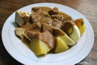 Danau Bakso: Bakso Juicy dan Siomay Gurih Mantap di Tepi Danau