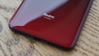 Lantaran sudah menjadi sub-brand, setiap ponsel keluaran Redmi akan tertulis logo tersebut di bagian bawah ponsel. Foto: Sina Mobile