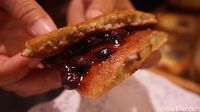 Nyam! Lembut Manis Dorayaki Isi Cream Cheese dan Blueberry 