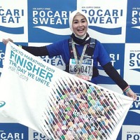 Sedikit berbeda dengan Zeezee, Soraya Larasati tidak mengenakan hijab khusus berolahraga. Ia memilih hijab instan dengan bahan yang nyaman dan dengan aksen pad di bagian dahinya. Foto: Instagram