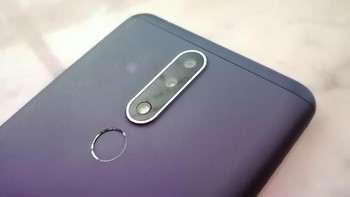 Kamera utama Nokia 3.1 Plus dibekali Phase Detection Auto Focus untuk memberikan fokus yang akurat dan cepat dalam kondisi cahaya minim, sedangkan kamera satunya memberikan efek blur. (Foto: Muhamad Imron Rosyadi/detikINET)