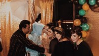 Sedang ada di pesta ulang tahun. Tsania Marwa dan keluarganya terlihat romantis dan so sweet. Foto: Instagram@tsaniamarwa54