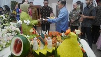 Wah, tumpeng berukuran besar jadi pilihan Jusuf Kalla untuk merayakan ulang tahun Mufidah ke-76. Kabarnya pria yang lahir di Watampone itu juga memberi sang istri bunga. Foto: dok.Istimewa  