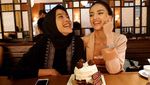 Pose Cantik Tsania Marwa Saat Mencicip Makanan Enak Bareng Sahabat