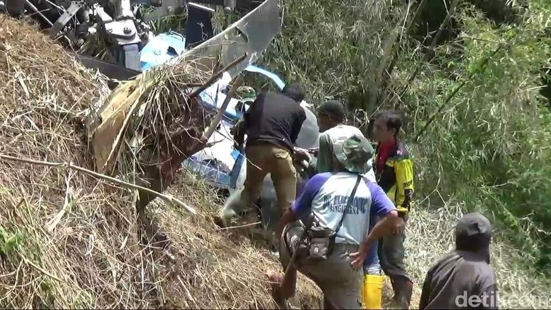 Evakuasi Helikopter yang Jatuh di Tasik, Badan Pesawat Dipotong-potong Evakuasi Helikopter yang Jatuh di Tasik, Badan Pesawat Dipotong-potong