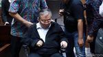 Berkursi Roda, Dirut PT WKE Jalani Sidang Perdana Kasus Suap