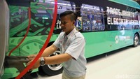 Butuh waktu 4 jam untuk mengisi ulang baterai bus listrik ini.