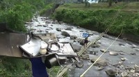 Sejumlah warga membawa potongan kursi, pintu, baling baling serta bagian badan helikopter dengan cara manual dipikul gunakan kepala. Mereka melintasi lahan sawah serta jembatan darurat yang dibuat di atas Sungai Ceuri.