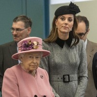 Perdana sejak resmi menjadi istri Pangeran William, Kate Middleton akhirnya berkesempatan menemani Ratu Elizabeth II menghadiri sebuah acara berduaan saja. Kemarin, Selasa (19/3/2019), Ratu dan Duchess of Cambridge menyambangi Kings College Kampus Strand yang berada di gedung bekas markas BBC, Bush House, London, Inggris.  Foto: Paul Grover - WPA Pool/Getty Images