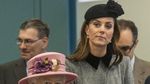 Gaya Kate Middleton dengan Coat Abu-abu saat Temani Ratu Elizabeth II