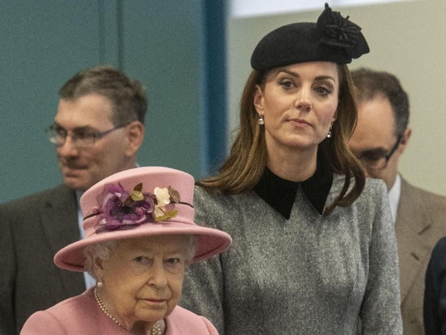 Gaya Kate kian maksimal dengan clutch hitam yang senada dengan topi fascinator buatan Sylvia Fletcher. Tidak ketinggalan stocking hitam dan heels velvet sebagai alas kaki. Foto: Paul Grover - WPA Pool/Getty Images